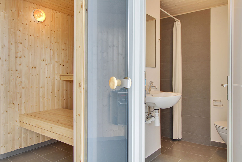 Genießen Sie die heiße Sauna im Luxusferienhaus Nr. 355 für 18 Personen