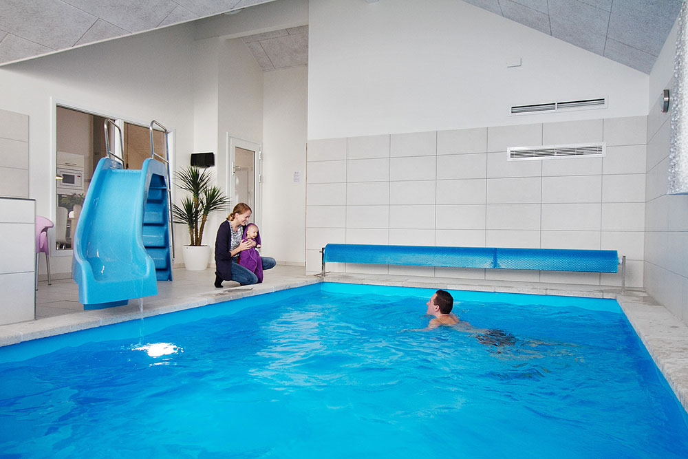 Das Ferienhaus 357 hat einen schicken Poolbereich mit Wasserrutsche, einem geräumigen, eingelassenen Whirlpool und einer Sauna.