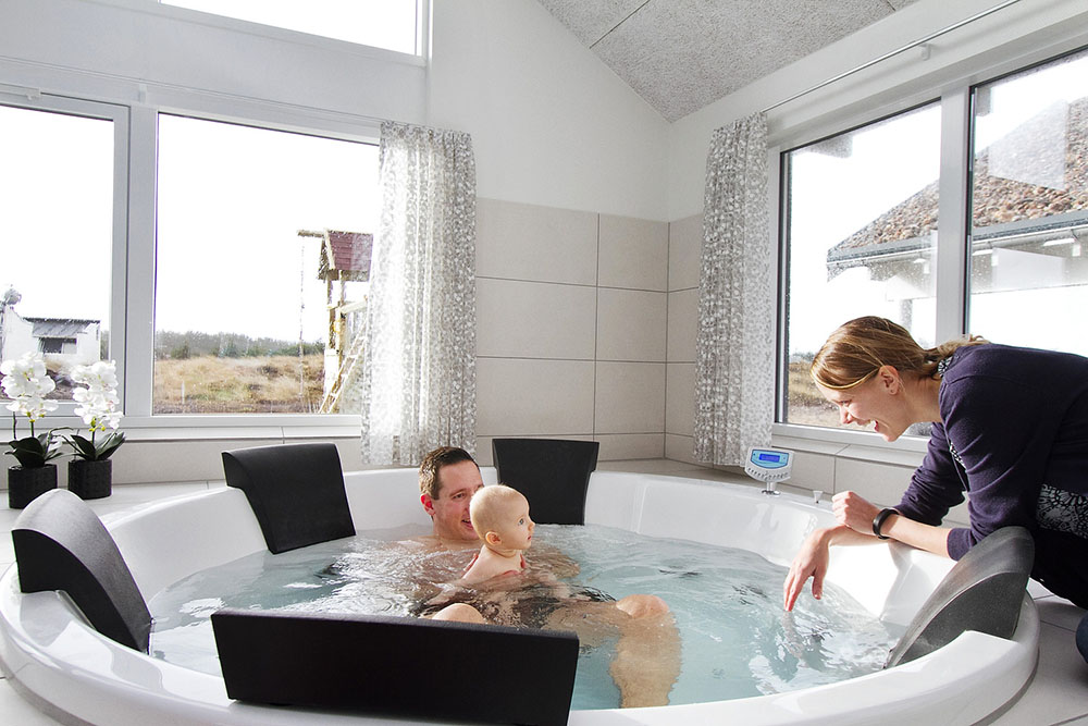Genießen Sie den warmen Whirlpool im Luxusferienhaus Nr. 357 in Westjütland