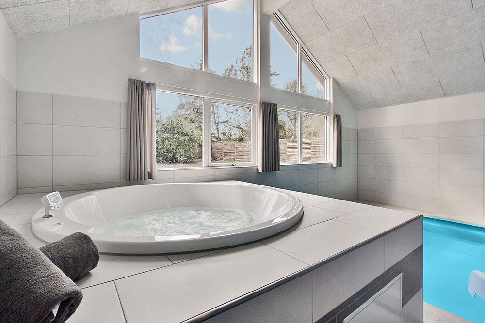 Genießen Sie den warmen Whirlpool im Luxusferienhaus Nr. 361 in Nordseeland