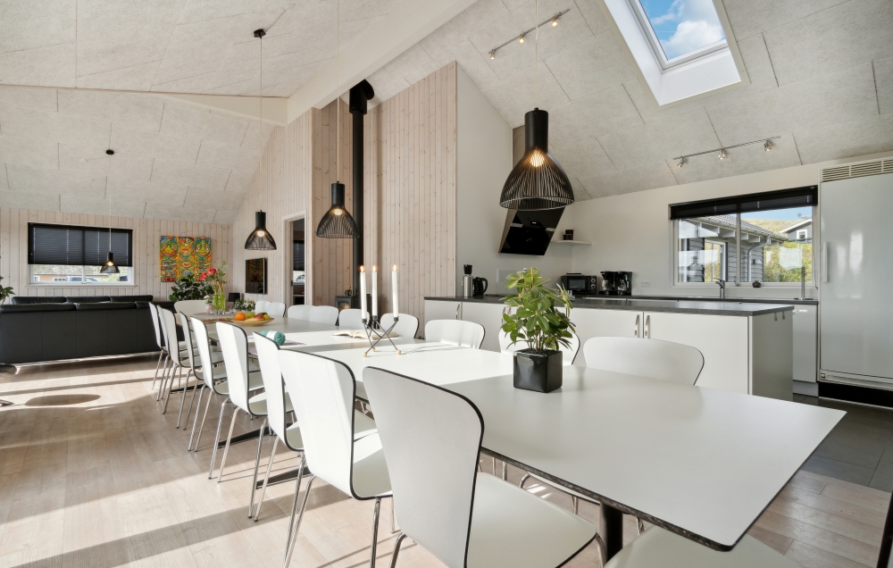 Der große, lichtdurchflutete Aufenthaltsraum im Luxusferienhaus Nr. 363 für 20.