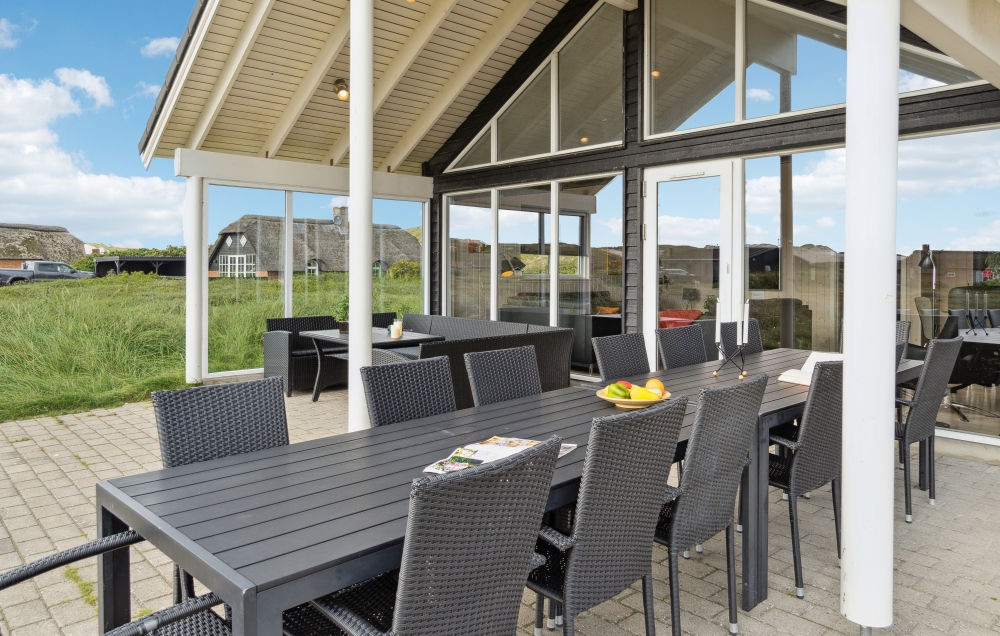 Auf der Terrasse des Ferienhauses Nr. 363 ist Platz für 20 Personen.