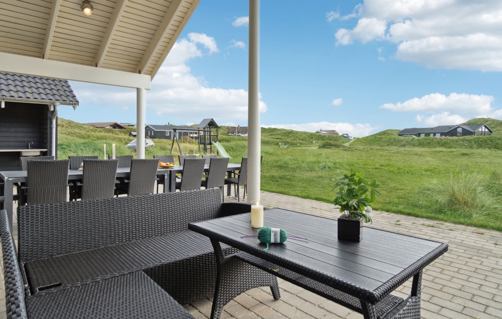 Genießen Sie einen Grillabend auf der Terrasse des Luxusferienhauses Nr. 363 in Westjütland