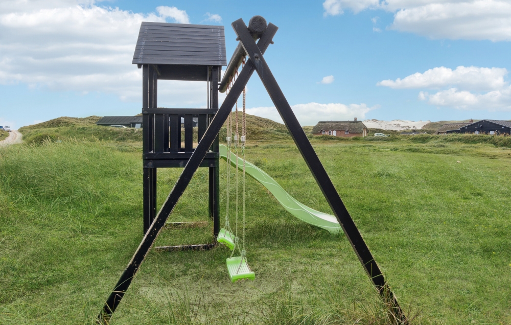 Zu dem attraktiven Ferienhaus Nr. 363 in Westjütland gehört auch ein tolles Angebot im Außenbereich, z. B. Spieleturm und Schaukeln