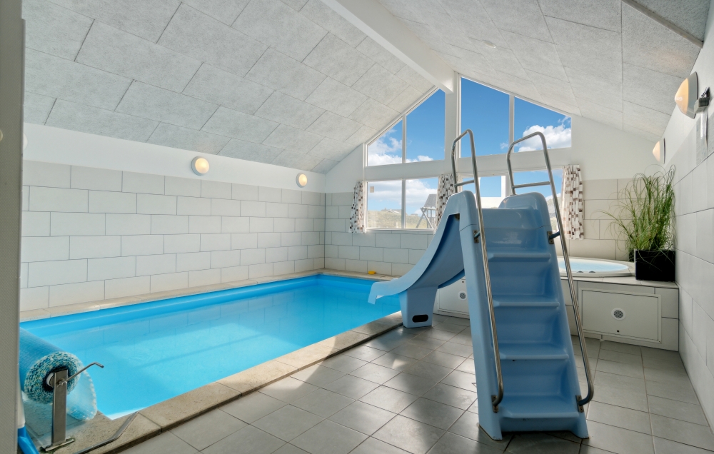Das Ferienhaus 363 hat einen schicken Poolbereich mit Wasserrutsche, einem geräumigen, eingelassenen Whirlpool und einer Sauna.