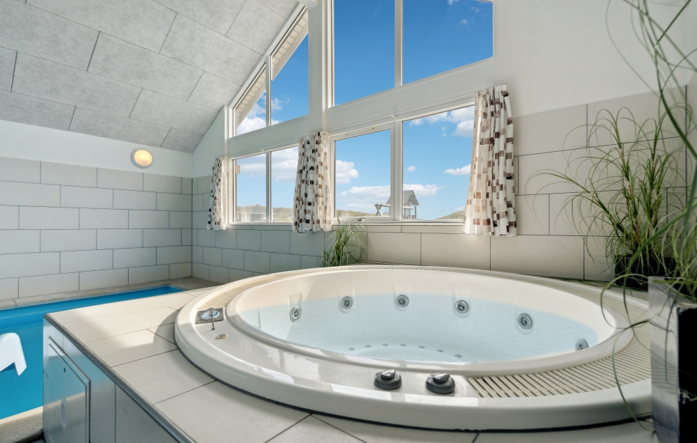 Genießen Sie den warmen Whirlpool im Luxusferienhaus Nr. 363 in Westjütland