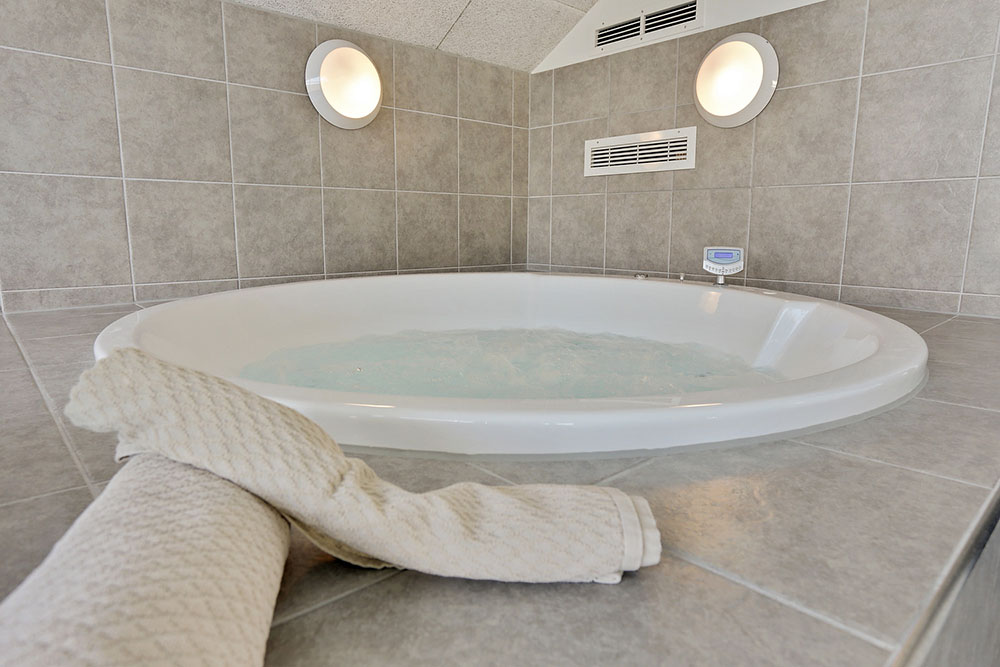 Genießen Sie den warmen Whirlpool im Luxusferienhaus Nr. 366 in Lolland/Falster/Mön