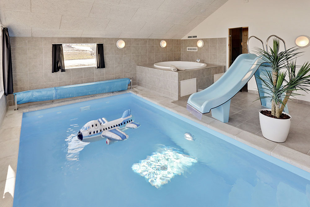Das Ferienhaus 366 hat einen schicken Poolbereich mit Wasserrutsche, einem geräumigen, eingelassenen Whirlpool und einer Sauna.