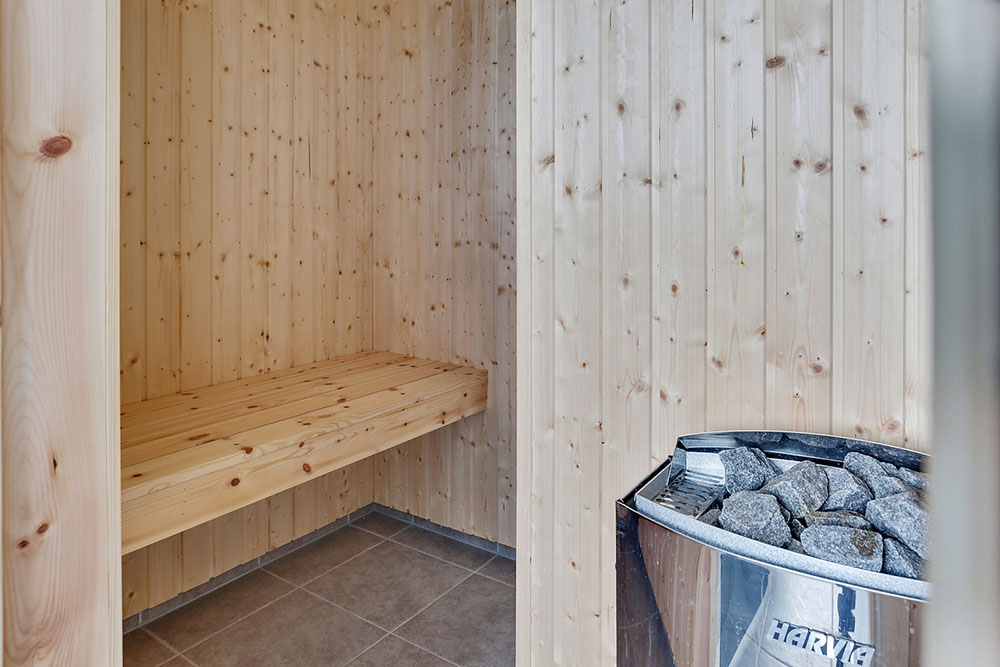 Genießen Sie die heiße Sauna im Luxusferienhaus Nr. 366 für 14 Personen