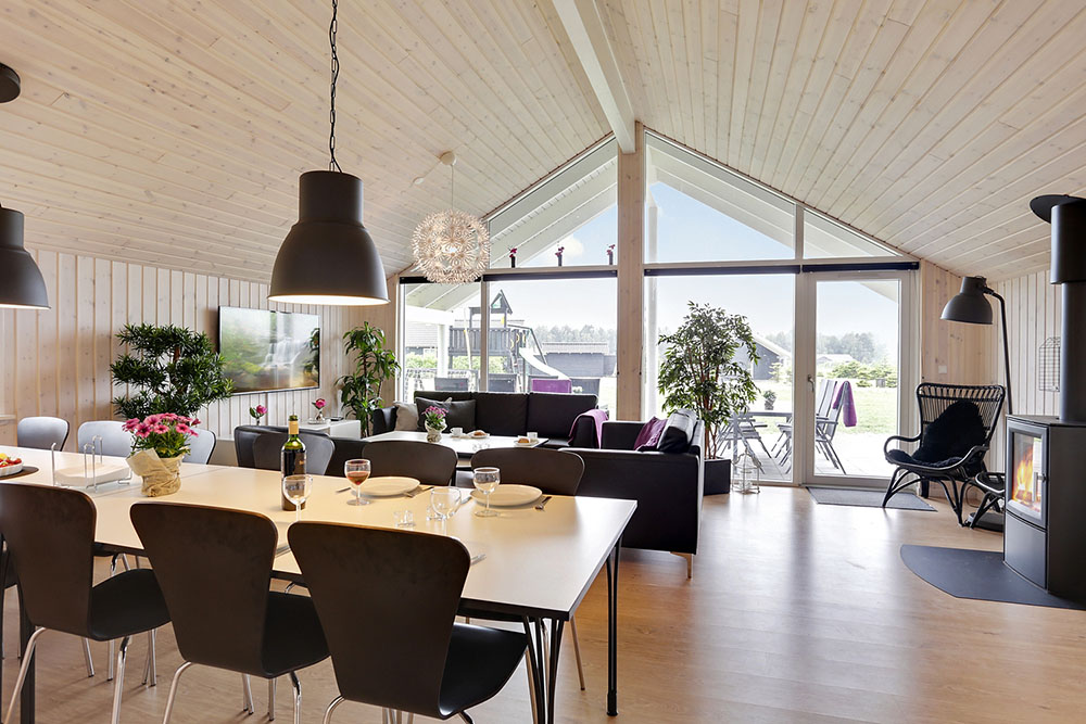 Der große, lichtdurchflutete Aufenthaltsraum im Luxusferienhaus Nr. 366 für 14.