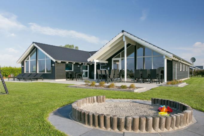 In schöner Lage in der Nähe von Råbylille Strand bietet dieses Poolhaus. Møn ist für seine kinderfreundlichen Sandstrände, wunderbare Naturerlebnisse und gemütliche Geschäfte und Restaurants bekannt.