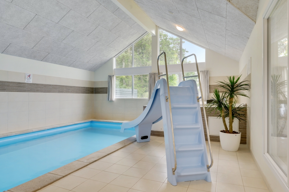 Das Ferienhaus 365 hat einen schicken Poolbereich mit Wasserrutsche, einem geräumigen, eingelassenen Whirlpool und einer Sauna.