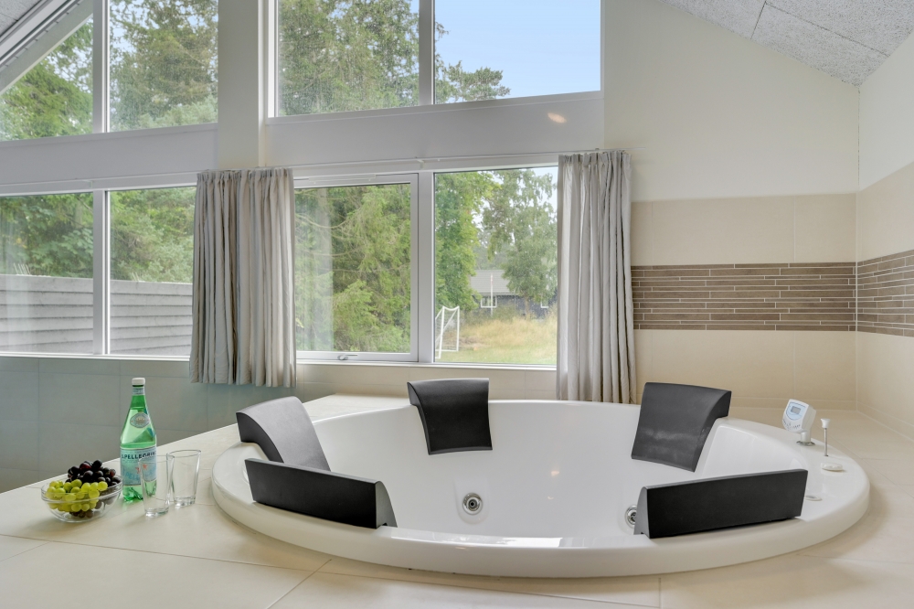 Genießen Sie den warmen Whirlpool im Luxusferienhaus Nr. 365 in Nordseeland