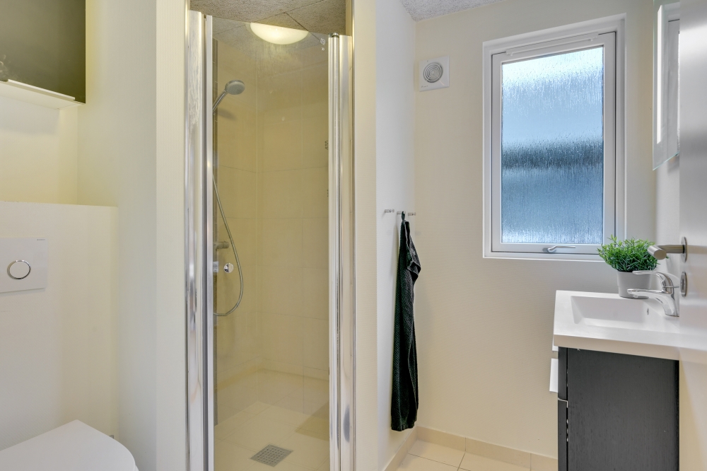 Eines der Badezimmer im Luxusferienhaus Nr. 365