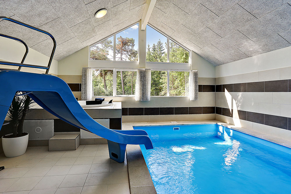 Das Ferienhaus 367 hat einen schicken Poolbereich mit Wasserrutsche, einem geräumigen, eingelassenen Whirlpool und einer Sauna.