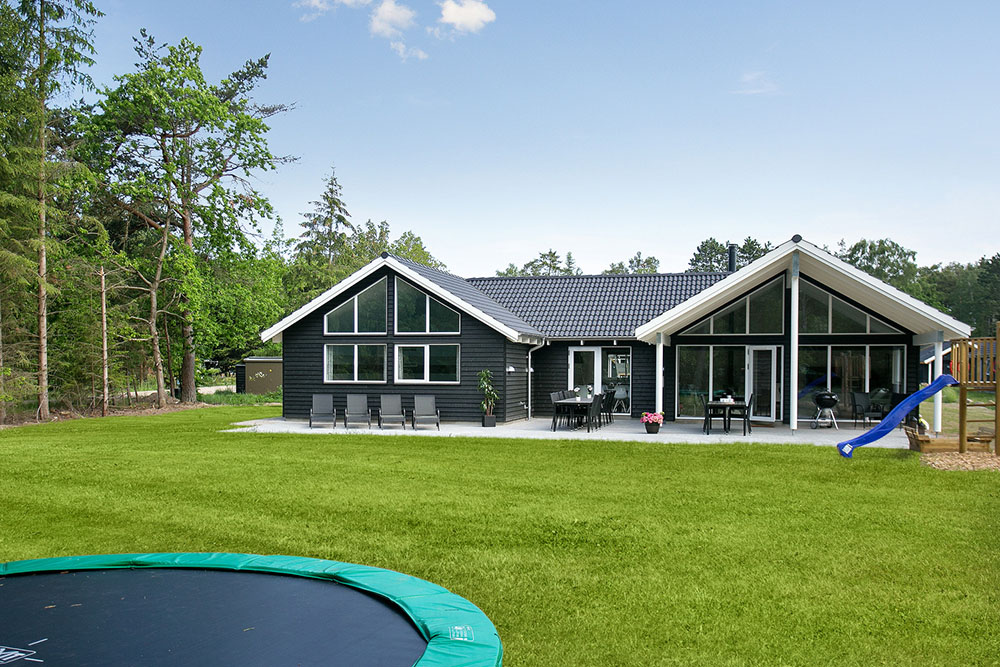 Zu dem attraktiven Ferienhaus Nr. 367 in Nordseeland gehört auch ein tolles Angebot im Außenbereich, z. B. Spieleturm und Schaukeln