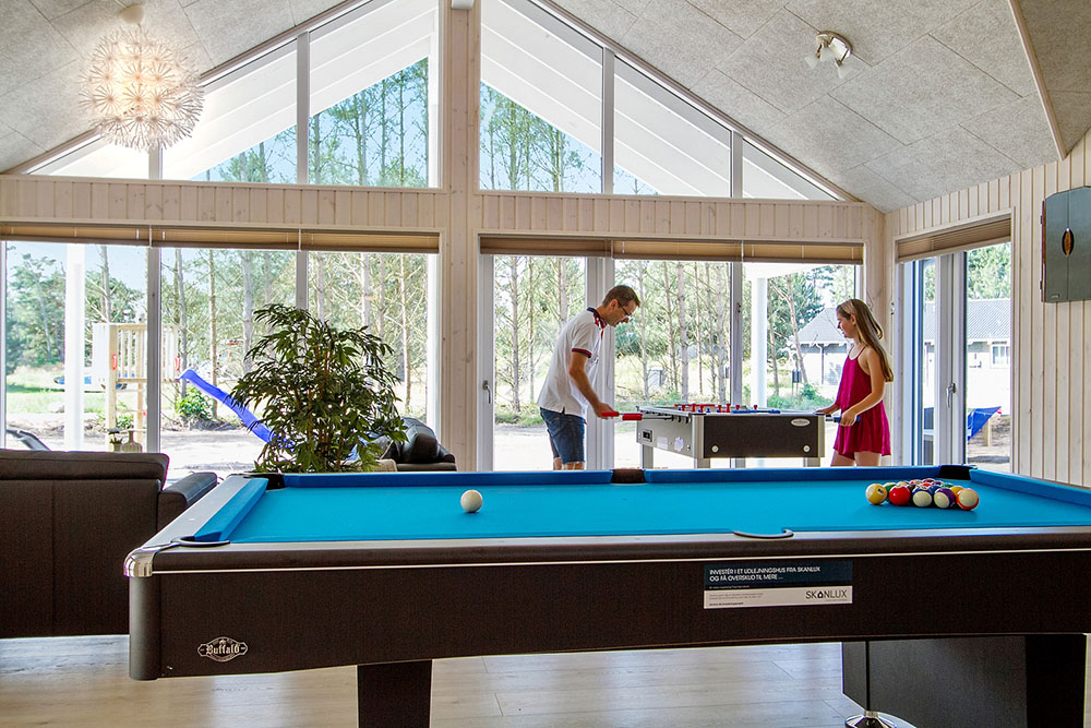 Das Luxusferienhaus 370 für 20 Personen hat einen großen Aktivitätsraum mit u. a. Billard und Darts