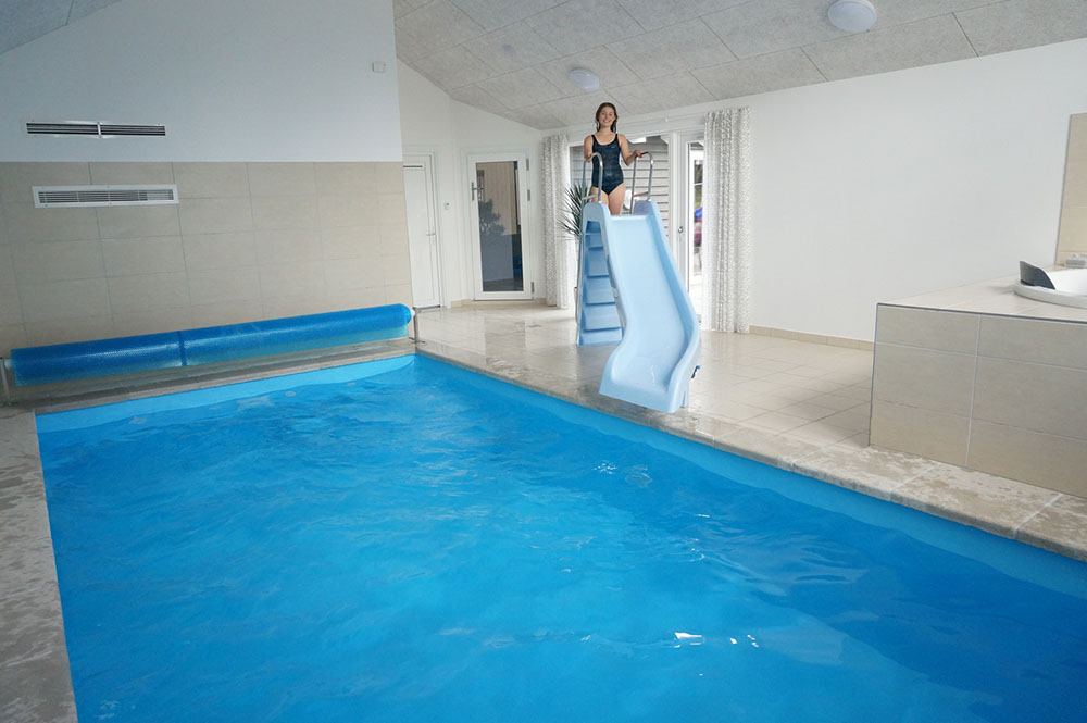 Das Ferienhaus 370 hat einen schicken Poolbereich mit Wasserrutsche, einem geräumigen, eingelassenen Whirlpool und einer Sauna.