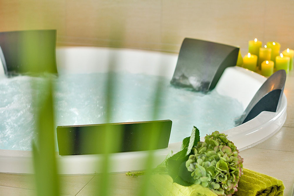 Genießen Sie den warmen Whirlpool im Luxusferienhaus Nr. 370 in Bornholm