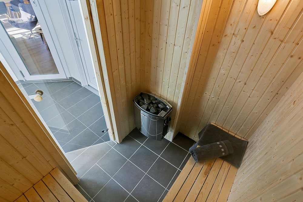 Genießen Sie die heiße Sauna im Luxusferienhaus Nr. 369 für 20 Personen