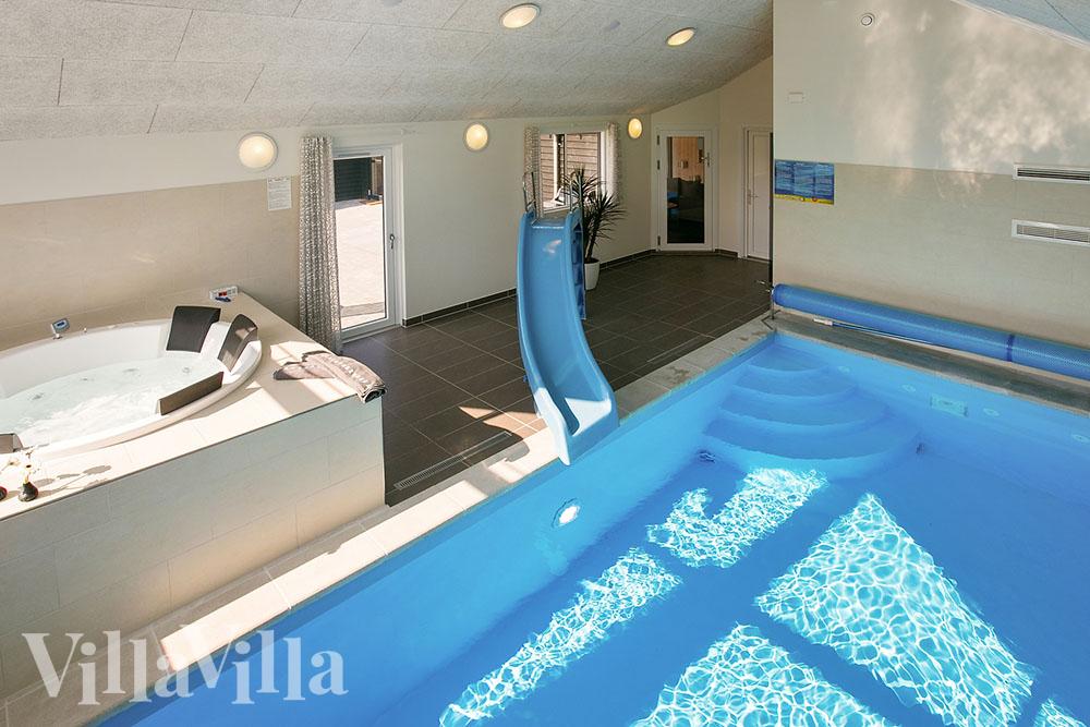 Das Ferienhaus 369 hat einen schicken Poolbereich mit Wasserrutsche, einem geräumigen, eingelassenen Whirlpool und einer Sauna.