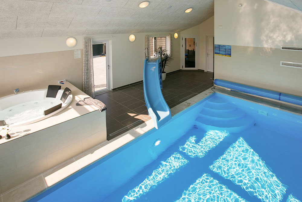 Das Ferienhaus 369 hat einen schicken Poolbereich mit Wasserrutsche, einem geräumigen, eingelassenen Whirlpool und einer Sauna.