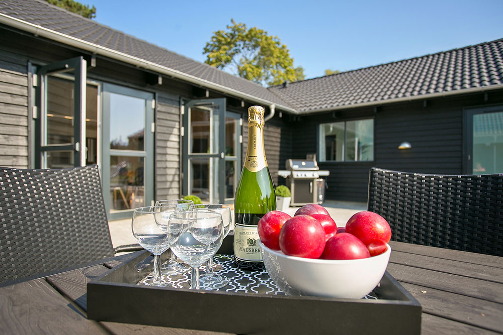 Genießen Sie einen Grillabend auf der Terrasse des Luxusferienhauses Nr. 369 in Nordseeland