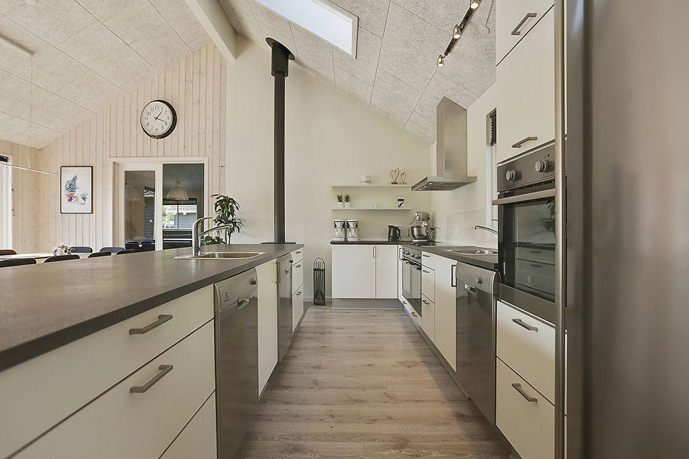 Gut ausgestattete Küche im Luxusferienhaus Nr. 369 in Nordseeland.