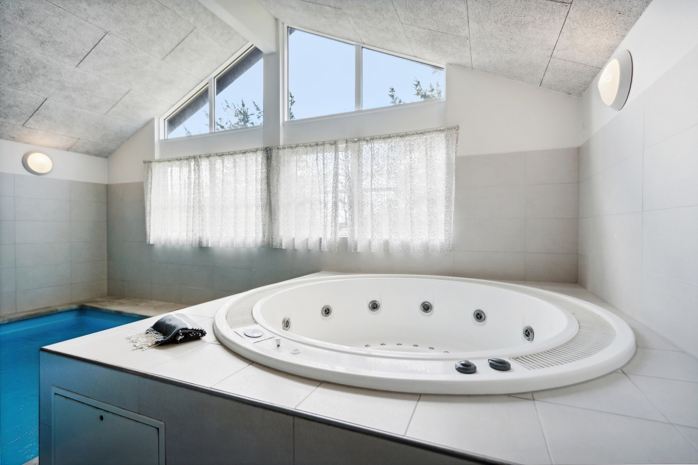 Genießen Sie den warmen Whirlpool im Luxusferienhaus Nr. 371 in Westjütland
