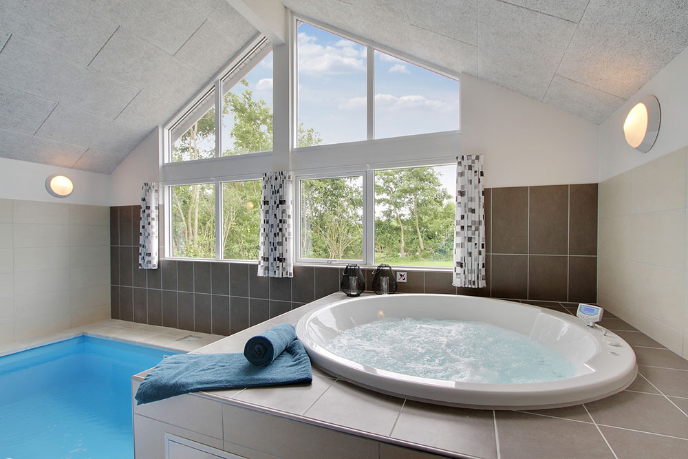Genießen Sie den warmen Whirlpool im Luxusferienhaus Nr. 372 in Westjütland