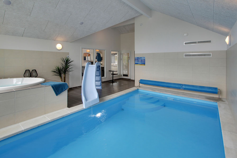 Das Ferienhaus 372 hat einen schicken Poolbereich mit Wasserrutsche, einem geräumigen, eingelassenen Whirlpool und einer Sauna.