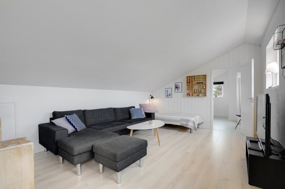Die Couch im Luxusferienhaus Nr. 373 in Limfjord lädt zu Gesellschaftsspielen oder zu Kinoabenden ein.