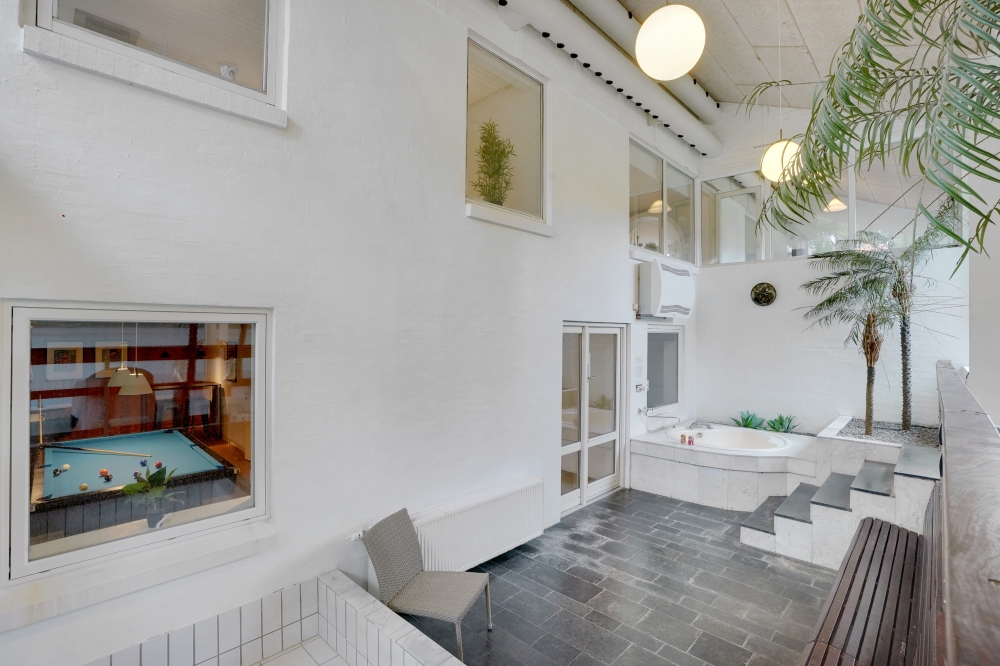 Genießen Sie den warmen Whirlpool im Luxusferienhaus Nr. 373 in Limfjord