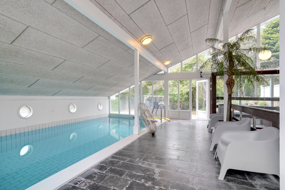 Das Ferienhaus 373 hat einen schicken Poolbereich mit Wasserrutsche, einem geräumigen, eingelassenen Whirlpool und einer Sauna.