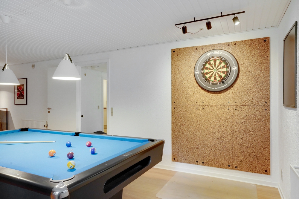 Das Luxusferienhaus 373 für 20 Personen hat einen großen Aktivitätsraum mit u. a. Billard und Darts