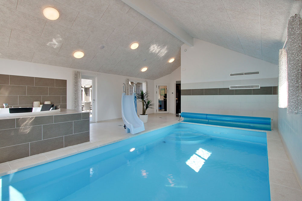 Das Ferienhaus 374 hat einen schicken Poolbereich mit Wasserrutsche, einem geräumigen, eingelassenen Whirlpool und einer Sauna.