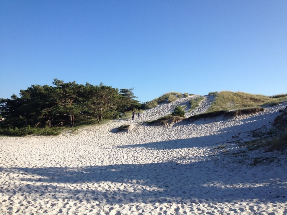 Der Strand in der Nähe von Luxusferienhaus Nr. 374 in Bornholm lädt zum Spazierengehen ein.