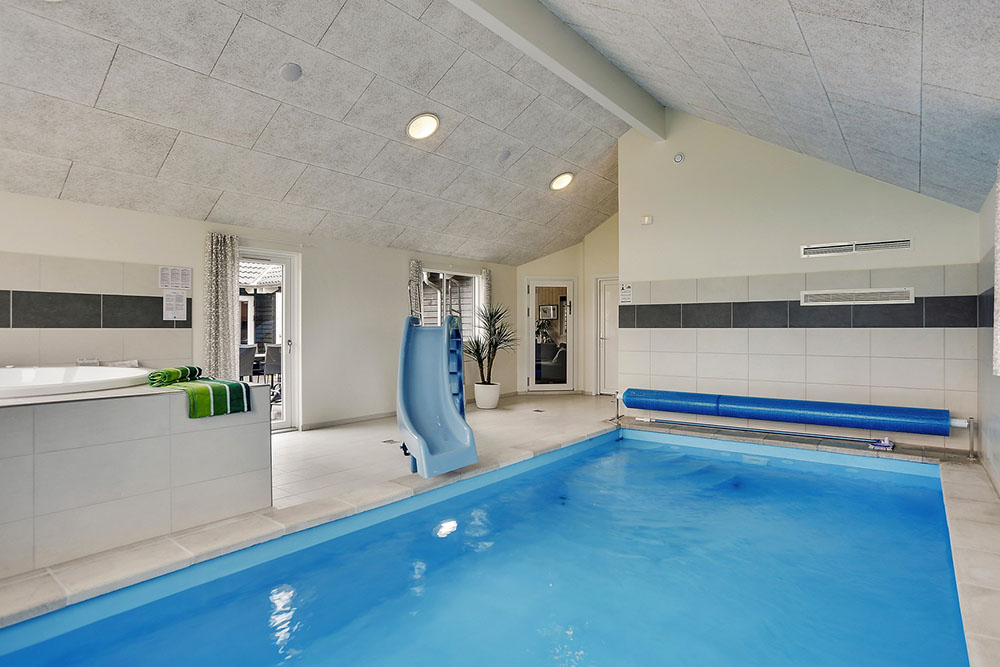 Das Ferienhaus 376 hat einen schicken Poolbereich mit Wasserrutsche, einem geräumigen, eingelassenen Whirlpool und einer Sauna.