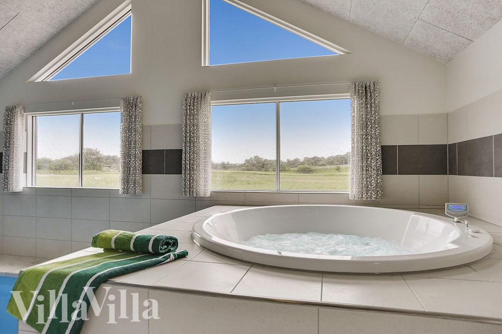 Genießen Sie den warmen Whirlpool im Luxusferienhaus Nr. 376 in Nordseeland