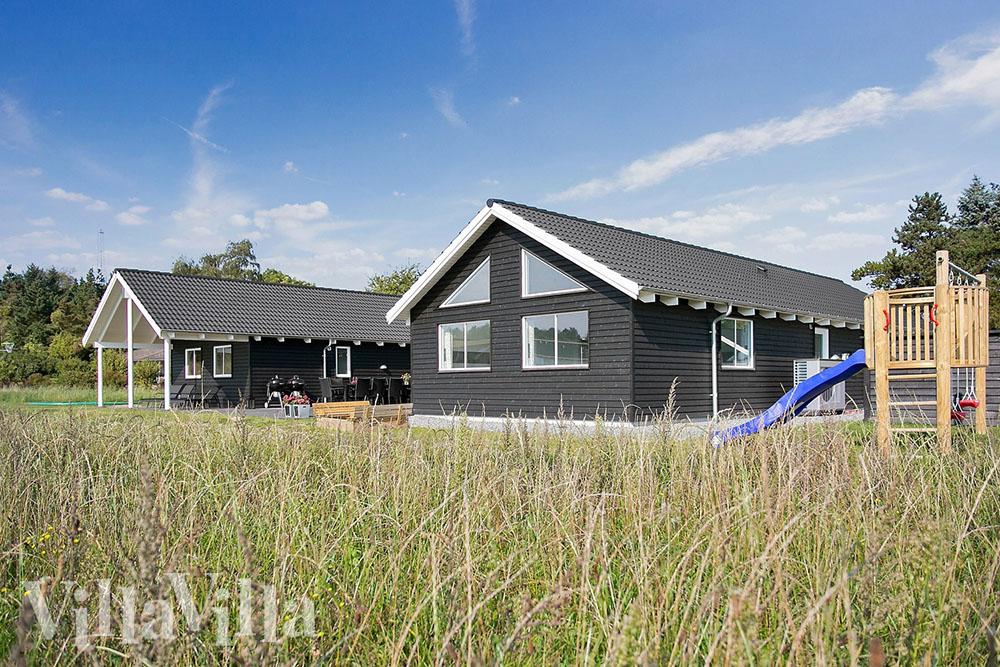 Großes Luxusferienhaus liegt bei Vejby Strand in schöner Natur und ganz in der Nähe eines kinderfreundlichen Badestrands. 