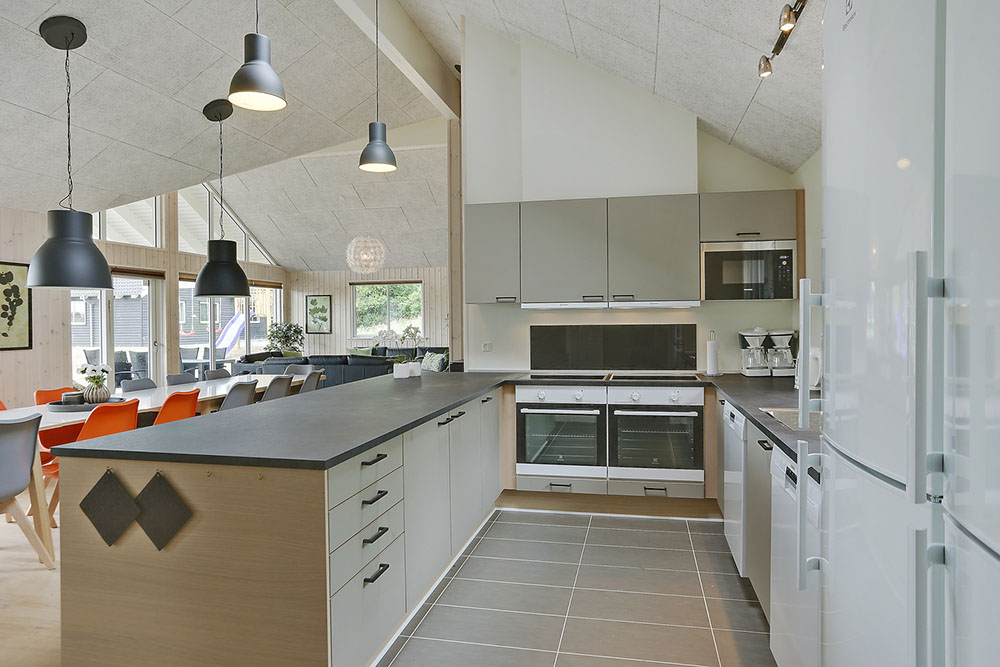 Die Küche in dem Luxusferienhaus Nr. 379 ist so gut ausgestattet, dass man problemlos Mahlzeiten für 18 Personen zubereiten kann.
