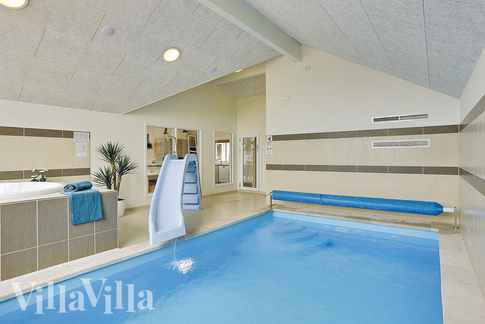 Das Ferienhaus 379 hat einen schicken Poolbereich mit Wasserrutsche, einem geräumigen, eingelassenen Whirlpool und einer Sauna.