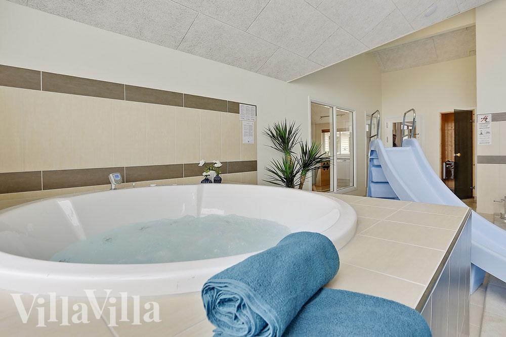 Genießen Sie den warmen Whirlpool im Luxusferienhaus Nr. 379 in Nordseeland