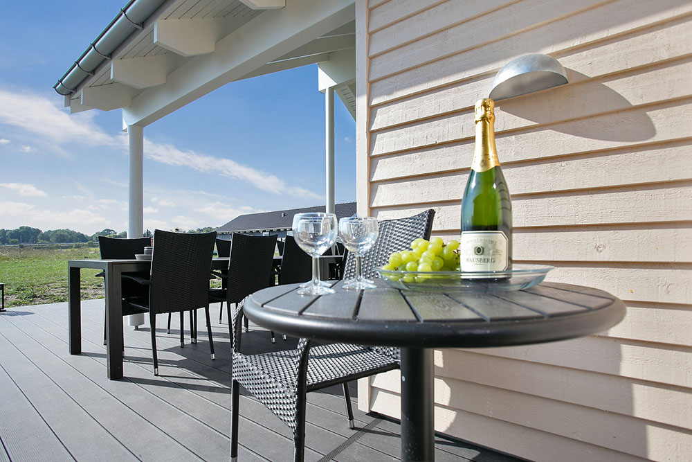 Genießen Sie einen Grillabend auf der Terrasse des Luxusferienhauses Nr. 379 in Nordseeland