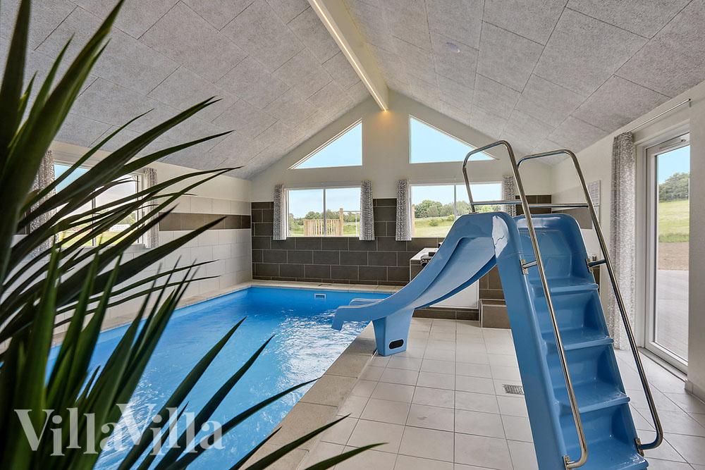 Das Ferienhaus 375 hat einen schicken Poolbereich mit Wasserrutsche, einem geräumigen, eingelassenen Whirlpool und einer Sauna.