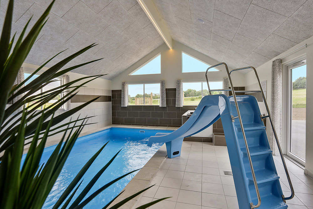 Das Ferienhaus 375 hat einen schicken Poolbereich mit Wasserrutsche, einem geräumigen, eingelassenen Whirlpool und einer Sauna.