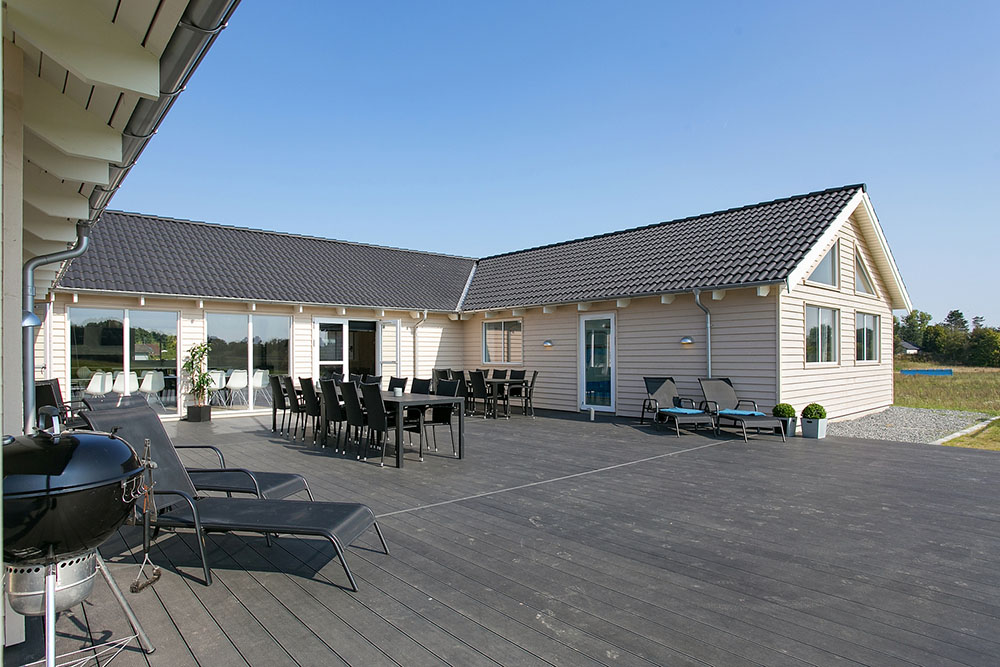 Genießen Sie einen Grillabend auf der Terrasse des Luxusferienhauses Nr. 375 in Nordseeland