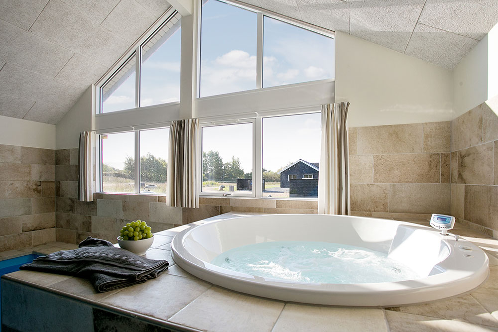 Genießen Sie den warmen Whirlpool im Luxusferienhaus Nr. 378 in Nordseeland
