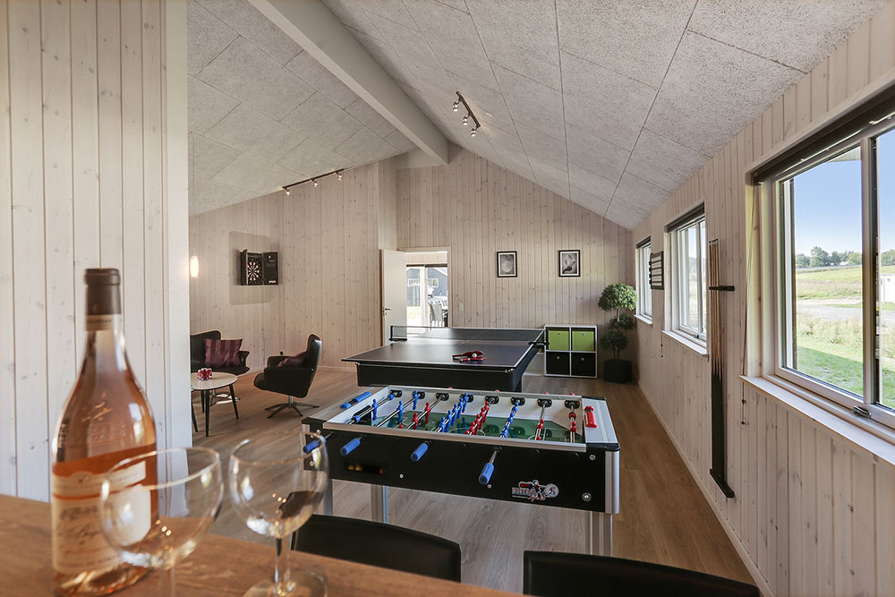Das Luxusferienhaus 378 für 18 Personen hat einen großen Aktivitätsraum mit u. a. Billard und Darts