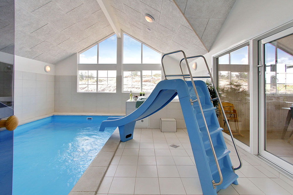Das Ferienhaus 383 hat einen schicken Poolbereich mit Wasserrutsche, einem geräumigen, eingelassenen Whirlpool und einer Sauna.